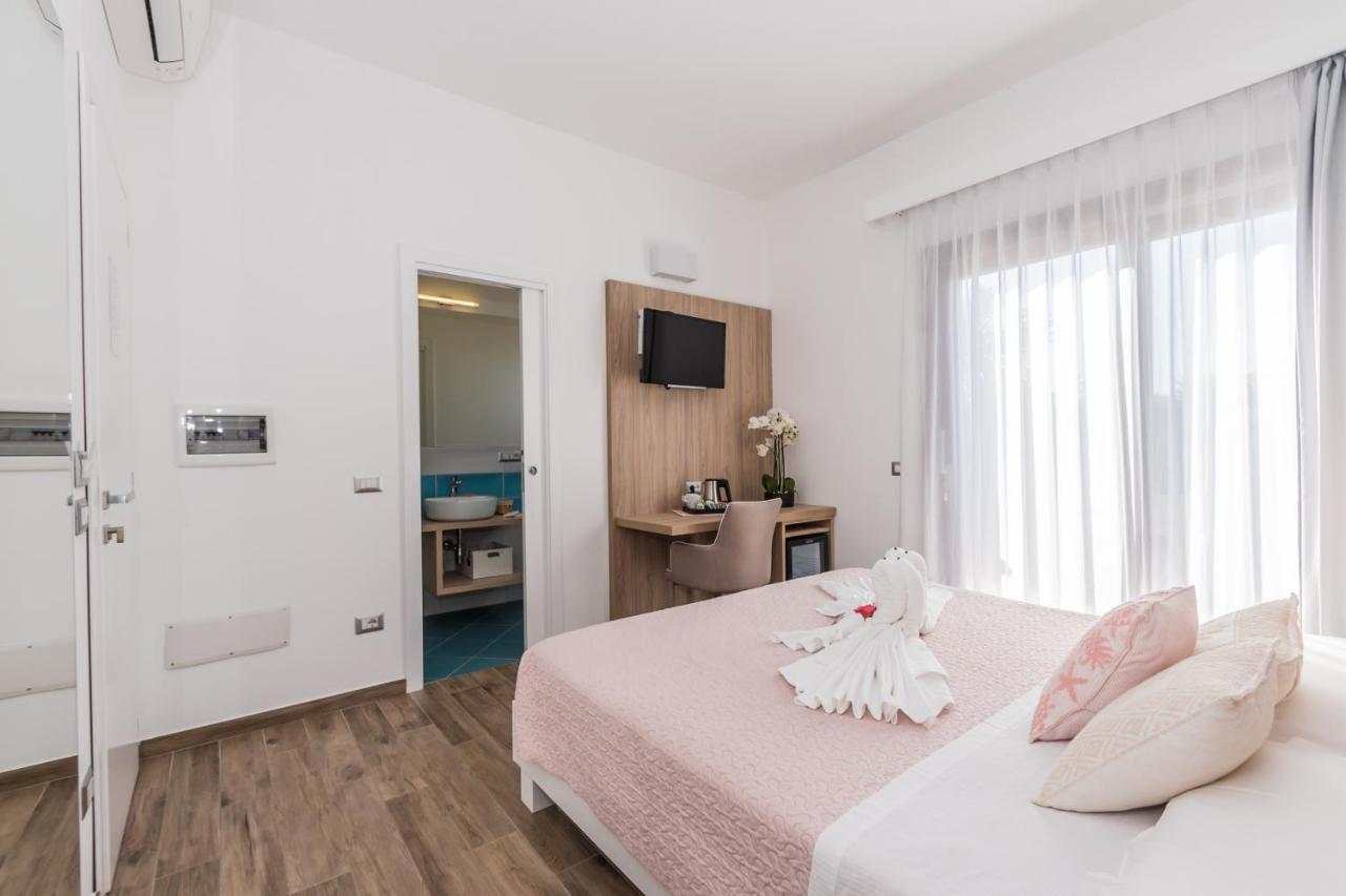 Relais Del Borgo- Domo Hotell Porto San Paolo  Exteriör bild