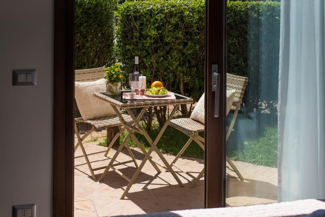 Relais Del Borgo- Domo Hotell Porto San Paolo  Exteriör bild