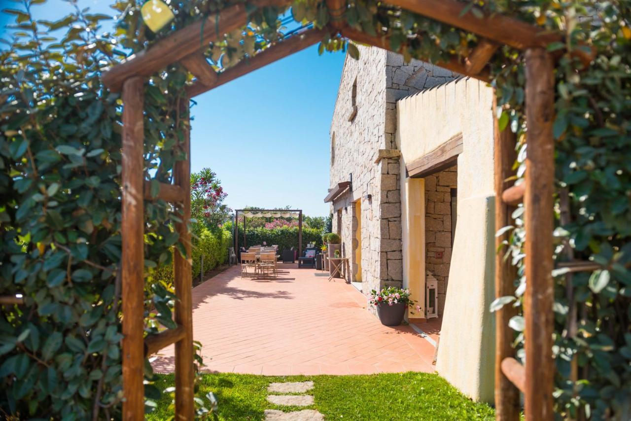 Relais Del Borgo- Domo Hotell Porto San Paolo  Exteriör bild