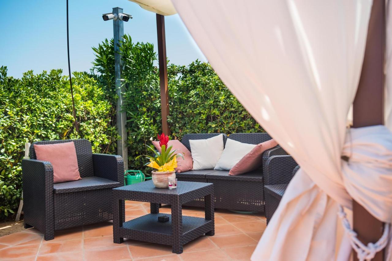 Relais Del Borgo- Domo Hotell Porto San Paolo  Exteriör bild