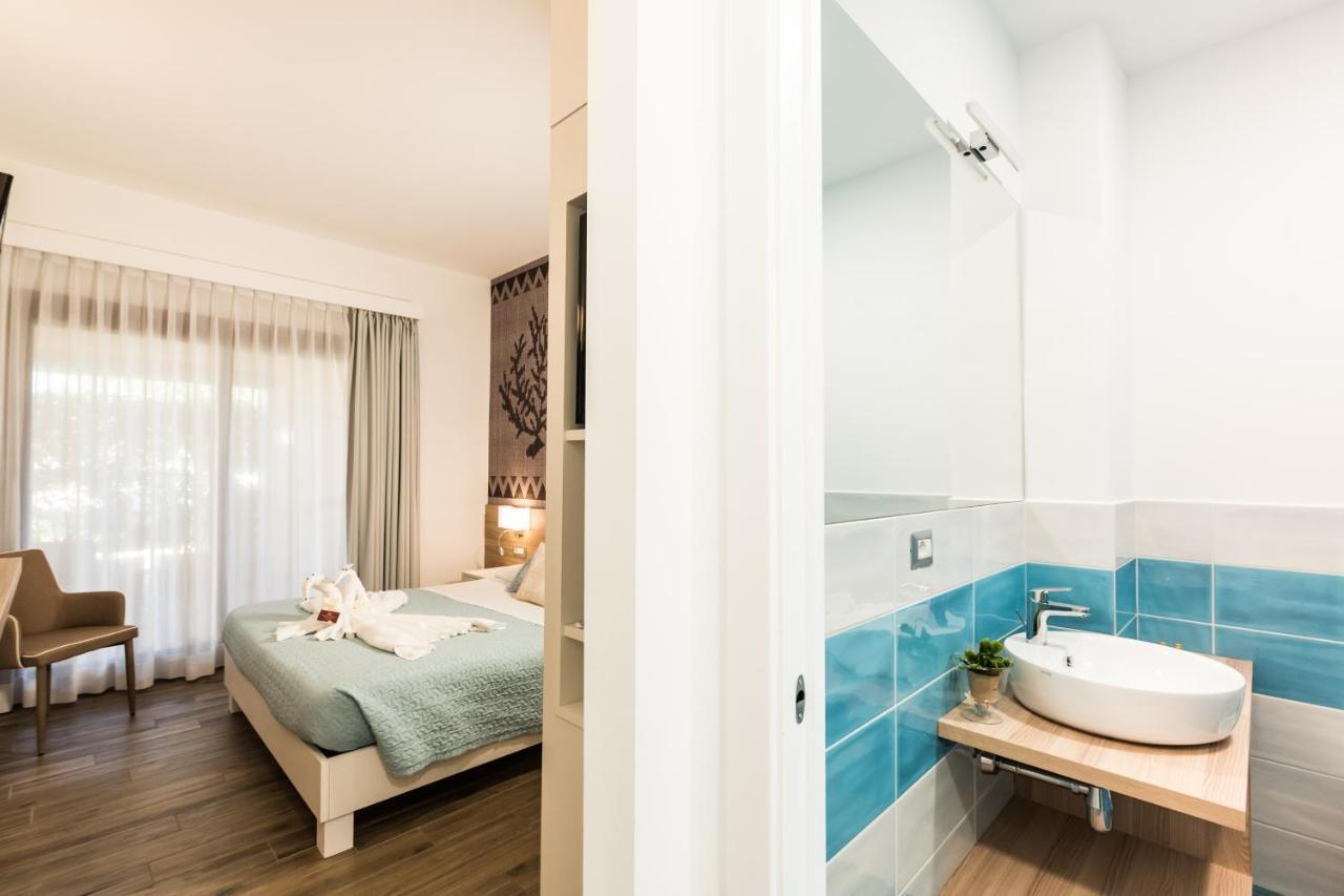 Relais Del Borgo- Domo Hotell Porto San Paolo  Exteriör bild