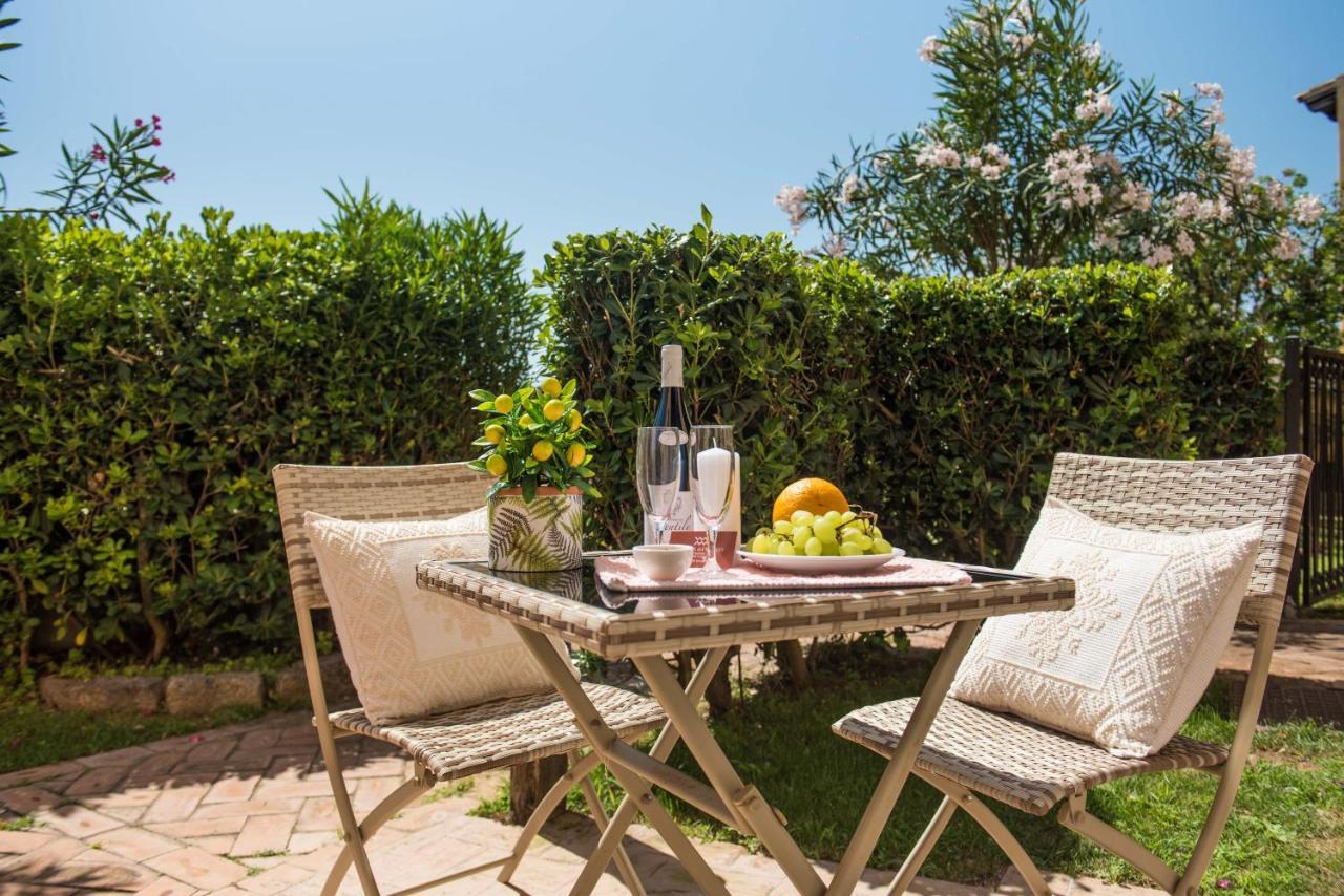 Relais Del Borgo- Domo Hotell Porto San Paolo  Exteriör bild