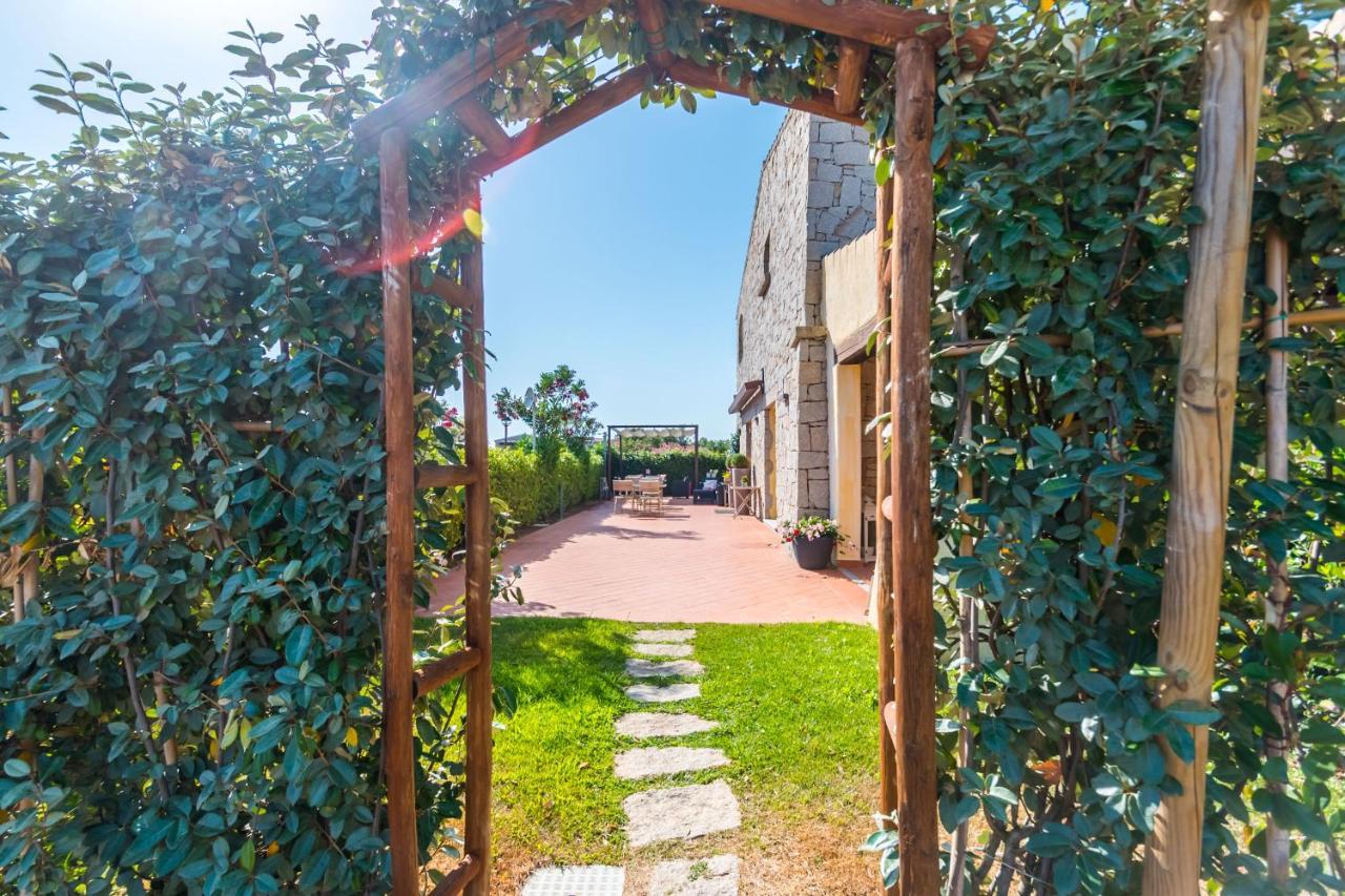 Relais Del Borgo- Domo Hotell Porto San Paolo  Exteriör bild