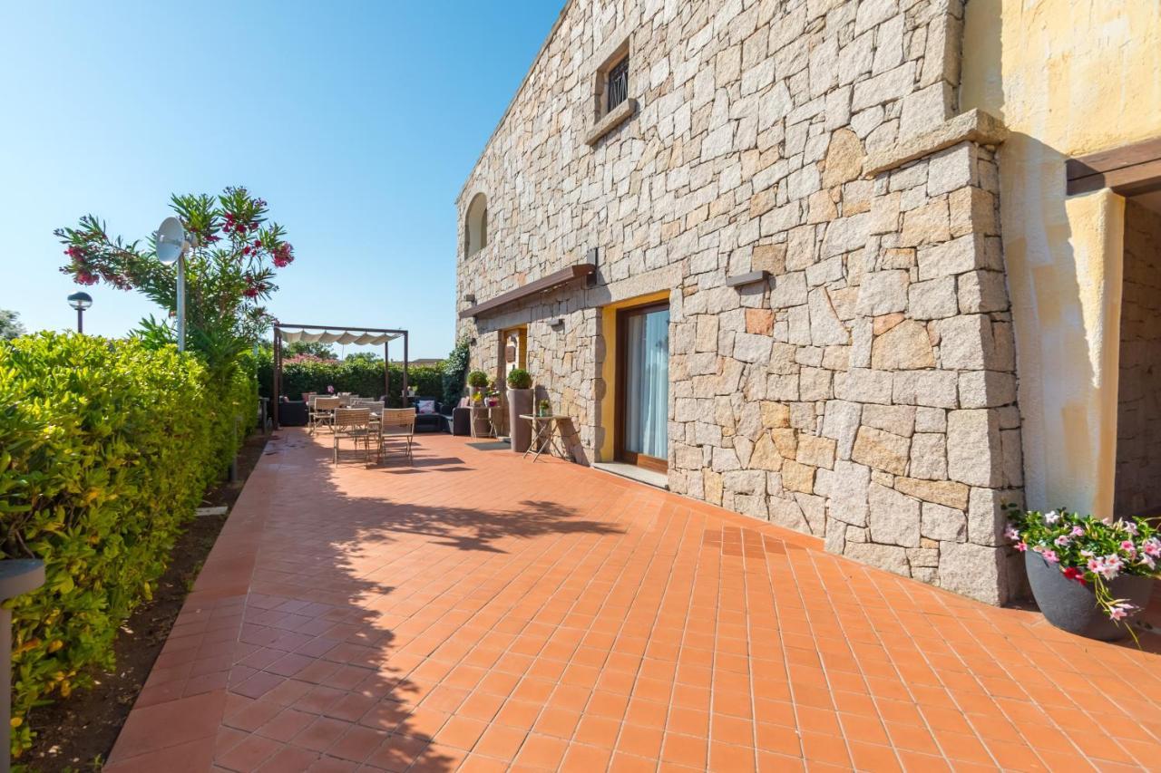Relais Del Borgo- Domo Hotell Porto San Paolo  Exteriör bild