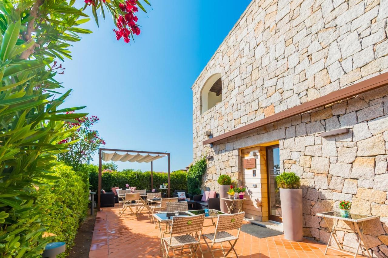 Relais Del Borgo- Domo Hotell Porto San Paolo  Exteriör bild