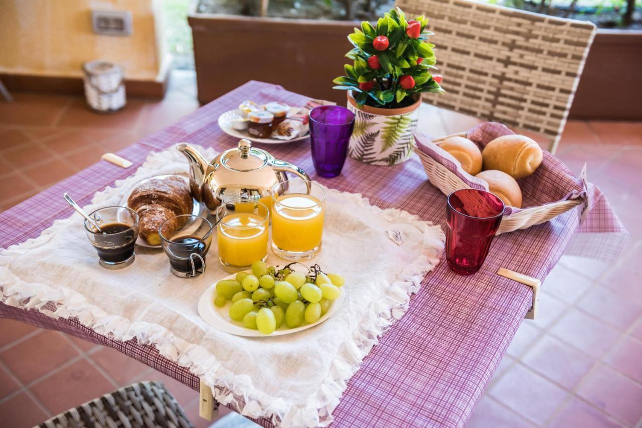 Relais Del Borgo- Domo Hotell Porto San Paolo  Exteriör bild
