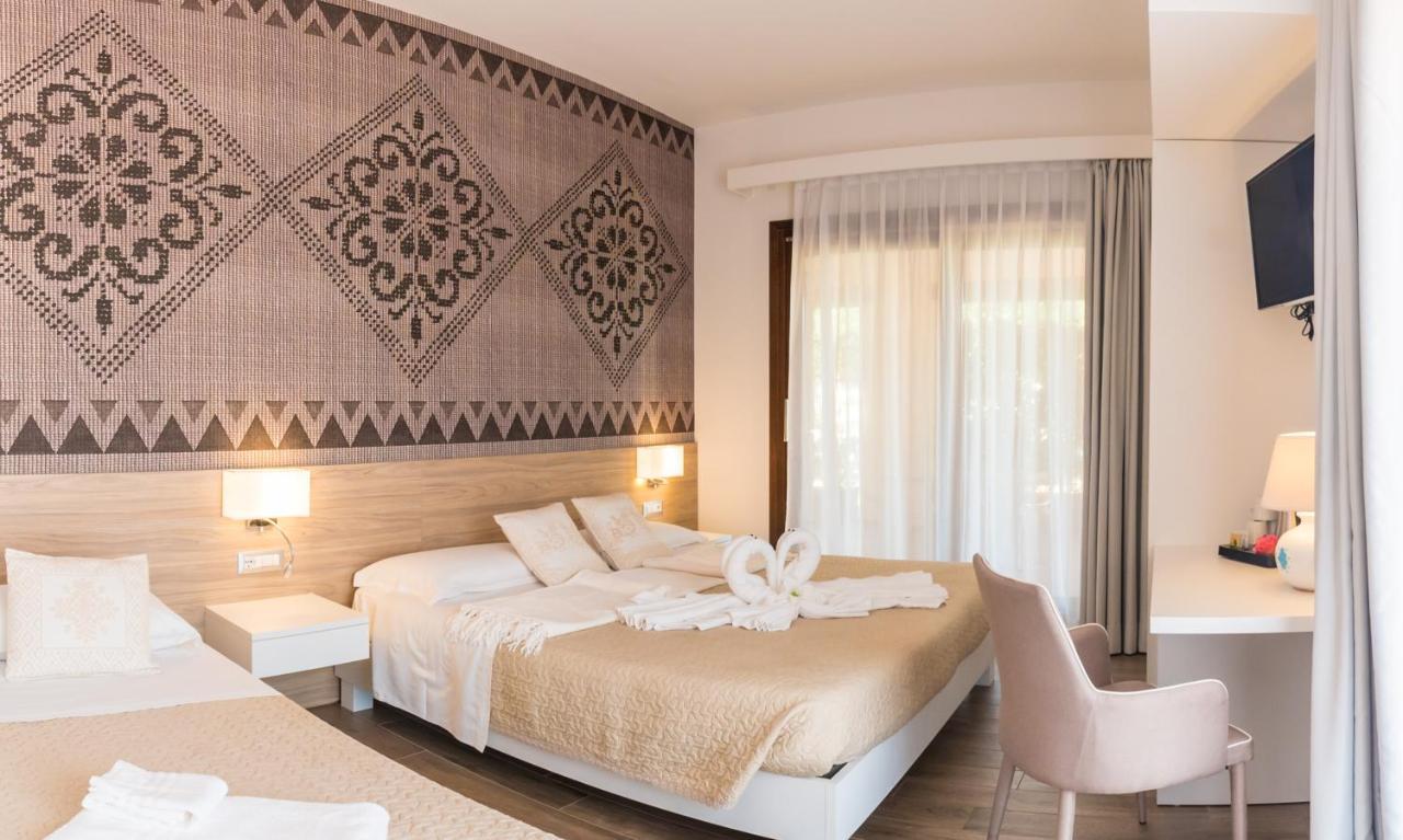 Relais Del Borgo- Domo Hotell Porto San Paolo  Exteriör bild