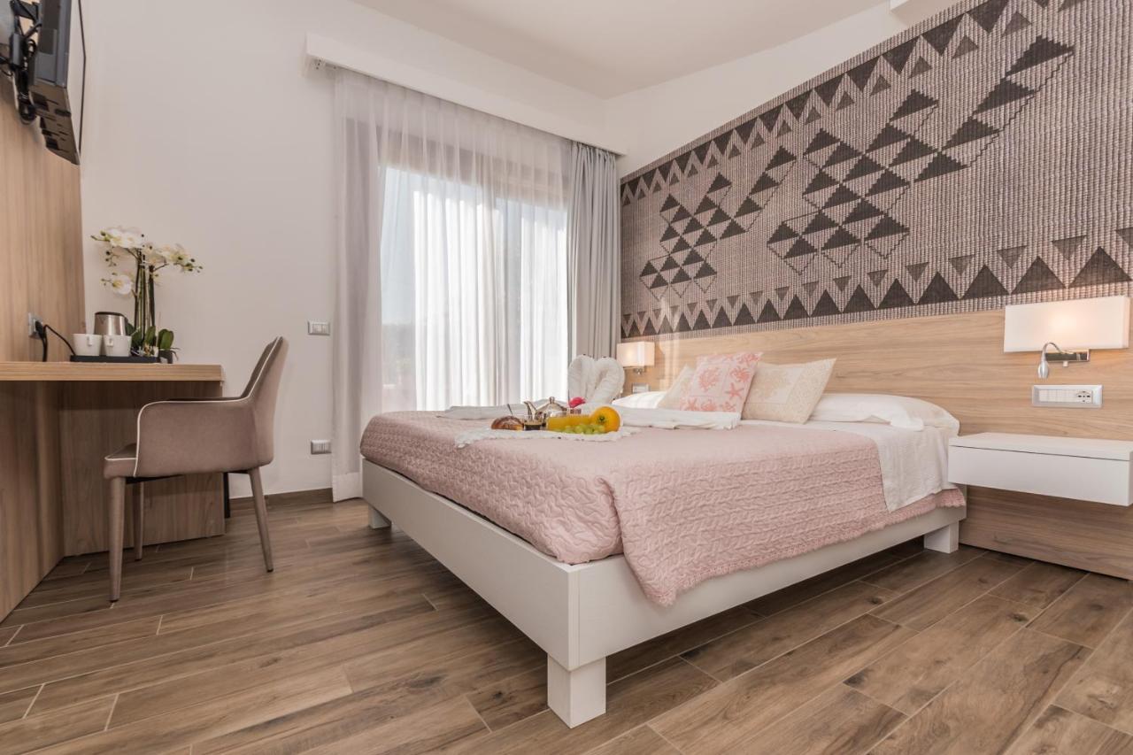 Relais Del Borgo- Domo Hotell Porto San Paolo  Exteriör bild