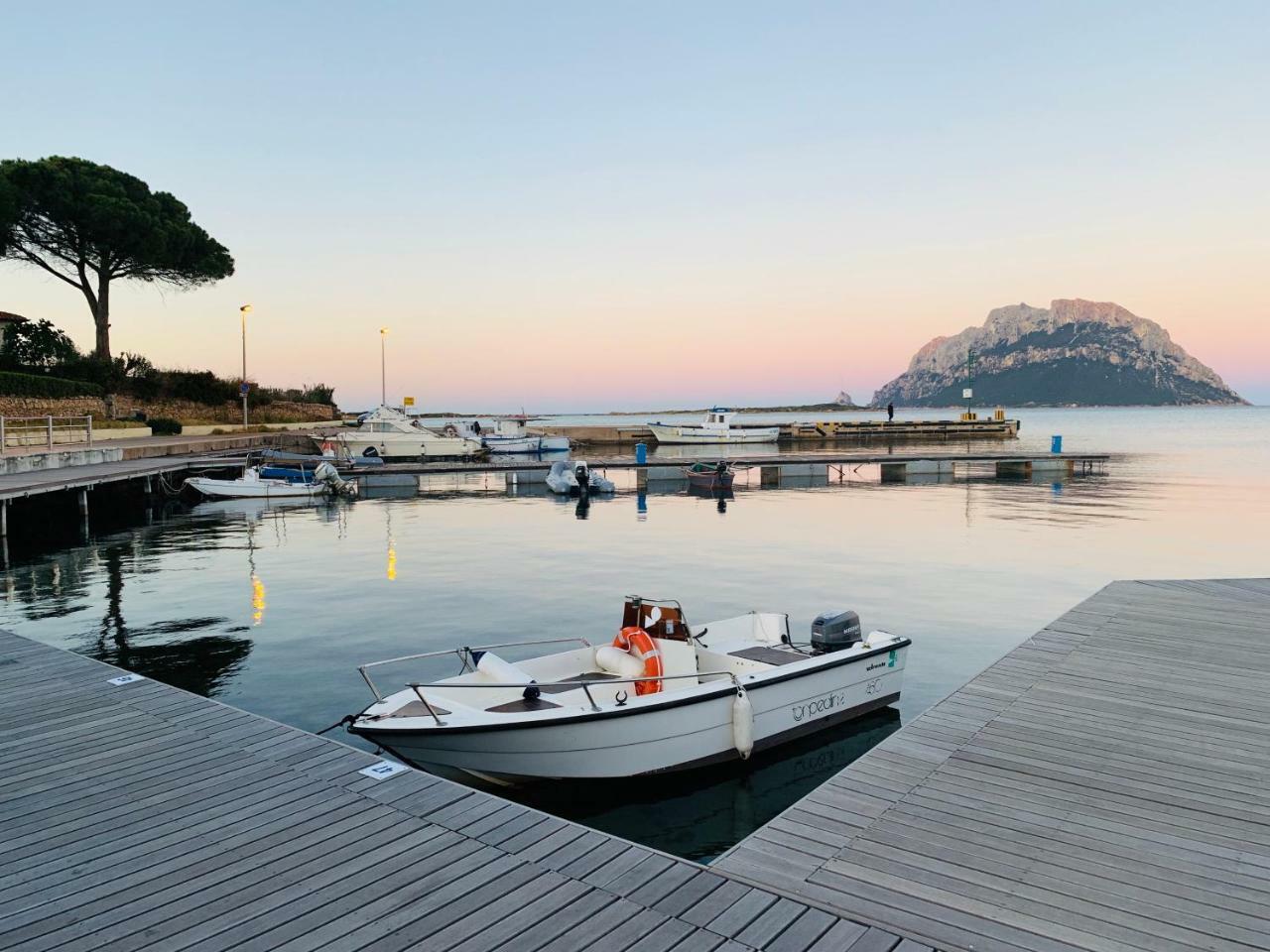 Relais Del Borgo- Domo Hotell Porto San Paolo  Exteriör bild