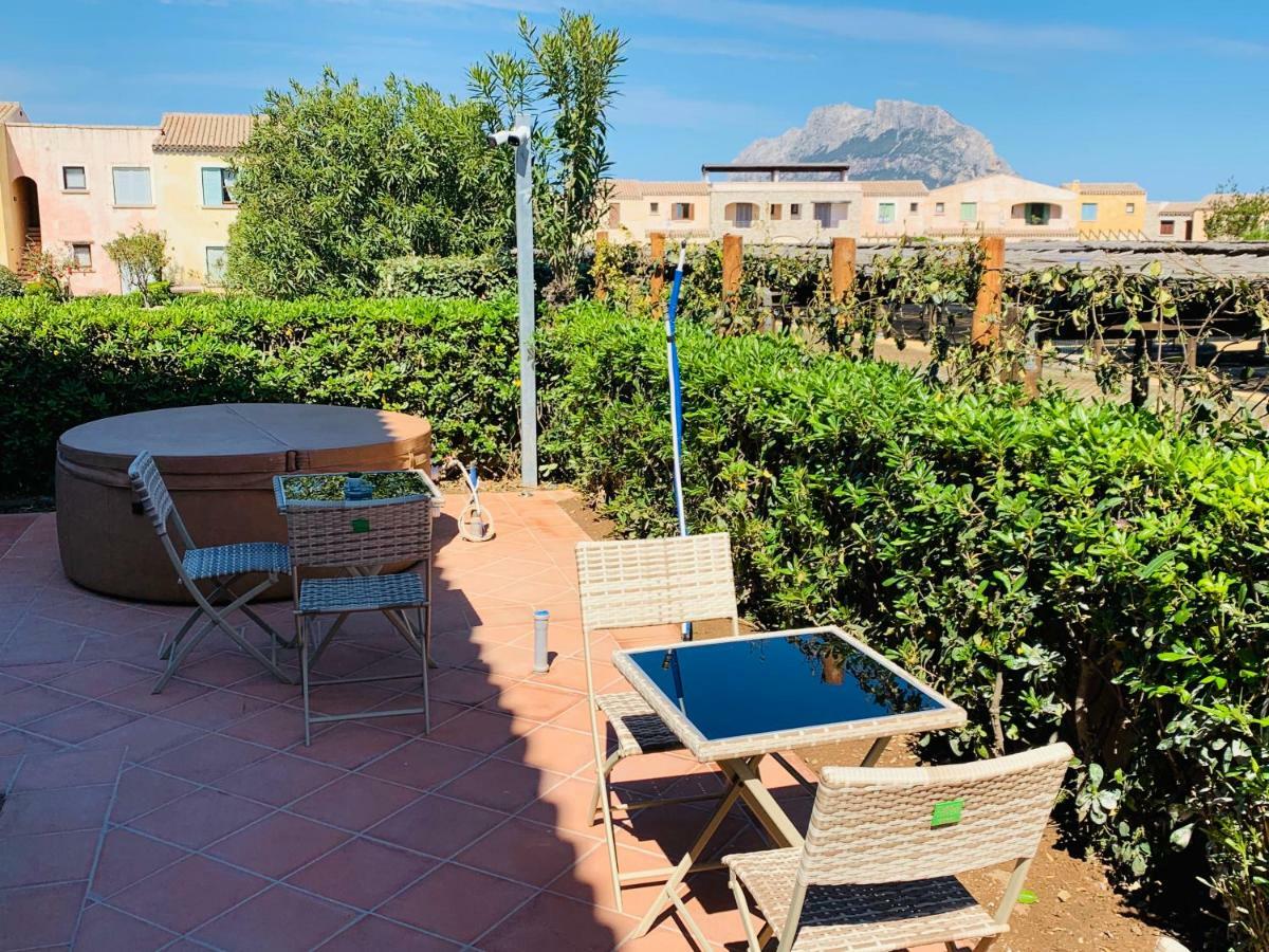 Relais Del Borgo- Domo Hotell Porto San Paolo  Exteriör bild