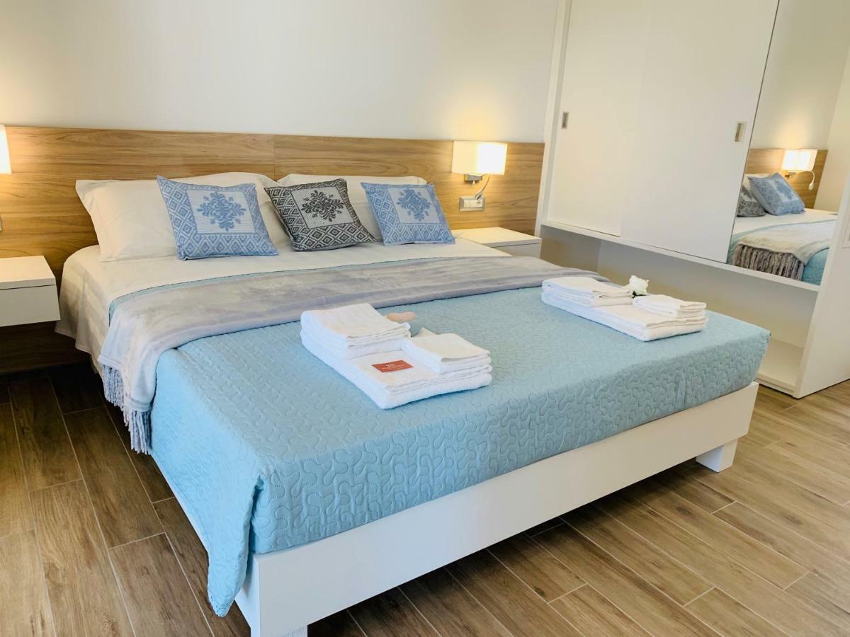 Relais Del Borgo- Domo Hotell Porto San Paolo  Exteriör bild