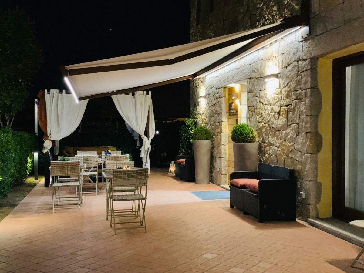 Relais Del Borgo- Domo Hotell Porto San Paolo  Exteriör bild